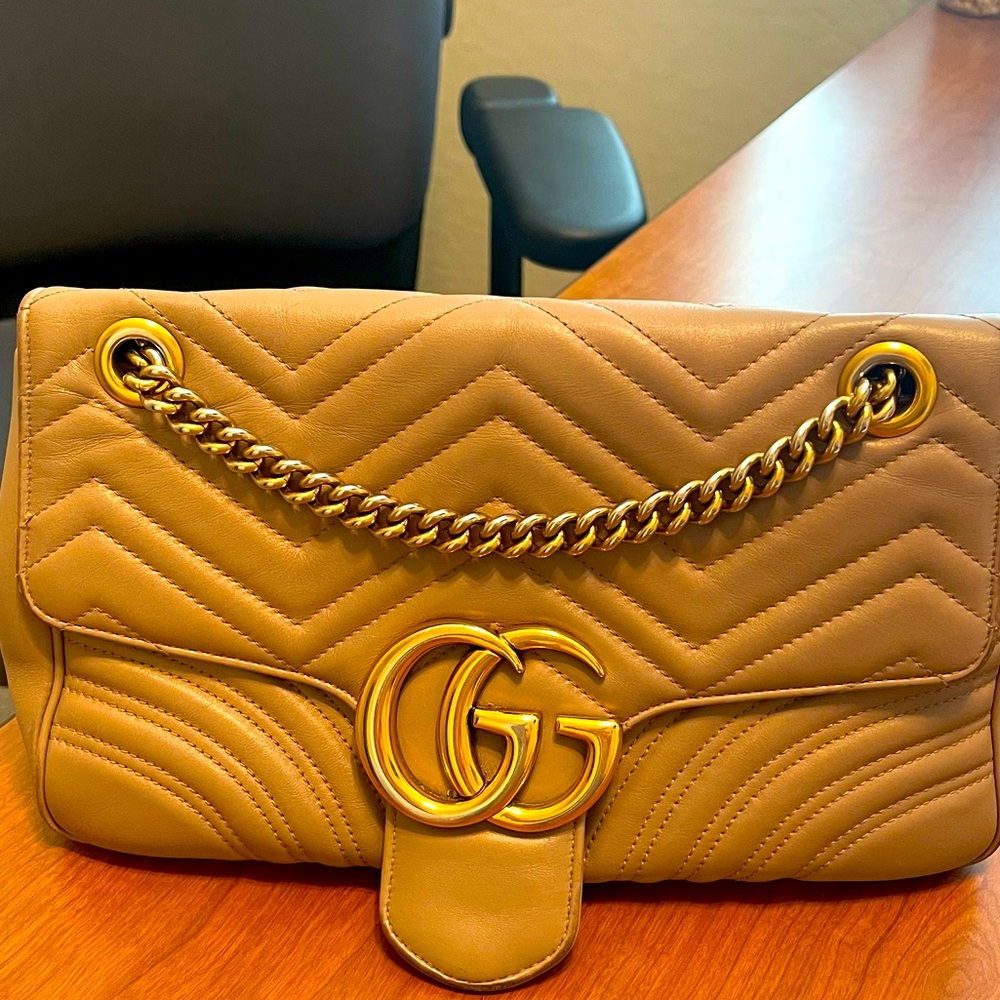 GUCCI
Authentic Calfskin Matelasse Medium GG Marmont Shoulder Bag Porcelain Rose